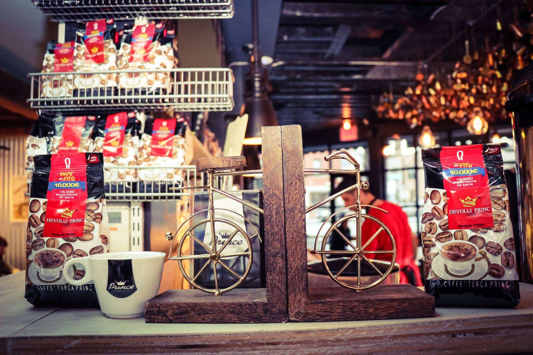 Koronavirusi nuk i ndalon klientët e “Prince Coffee House” në New York (VIDEO)