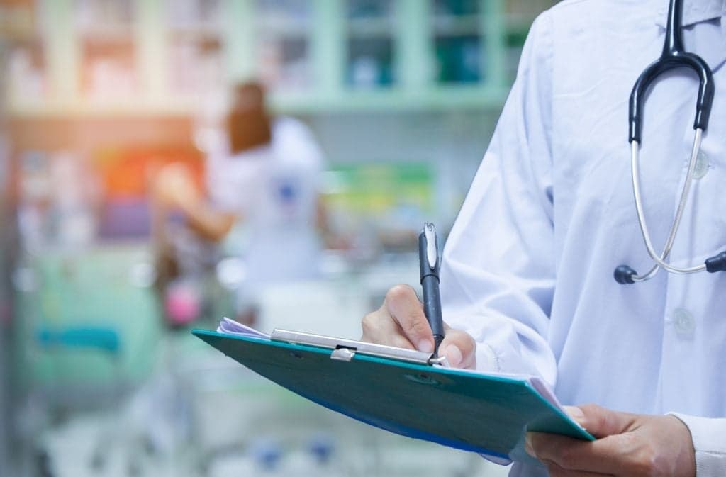 Mjeku shqiptar në Zvicër: 80 përqind e pacientëve të hospitalizuar në spitalin ku punoj janë shqiptarë, 90 përqind e tyre të pavaksinuar