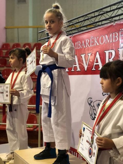 Danina Rexhepi, nëntëvjeçarja që nuk po njeh konkurrencë në karate