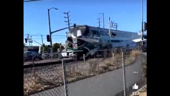 E rrallë: Treni e përplas helikopterin, disa sekonda pasi policët e shpëtojnë pilotin (VIDEO)