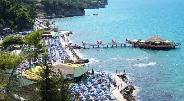Zelensky kërkoi t'iu ndalohet hyrja, por sa rusë vizituan Shqipërinë në 15 muajt e fundit?