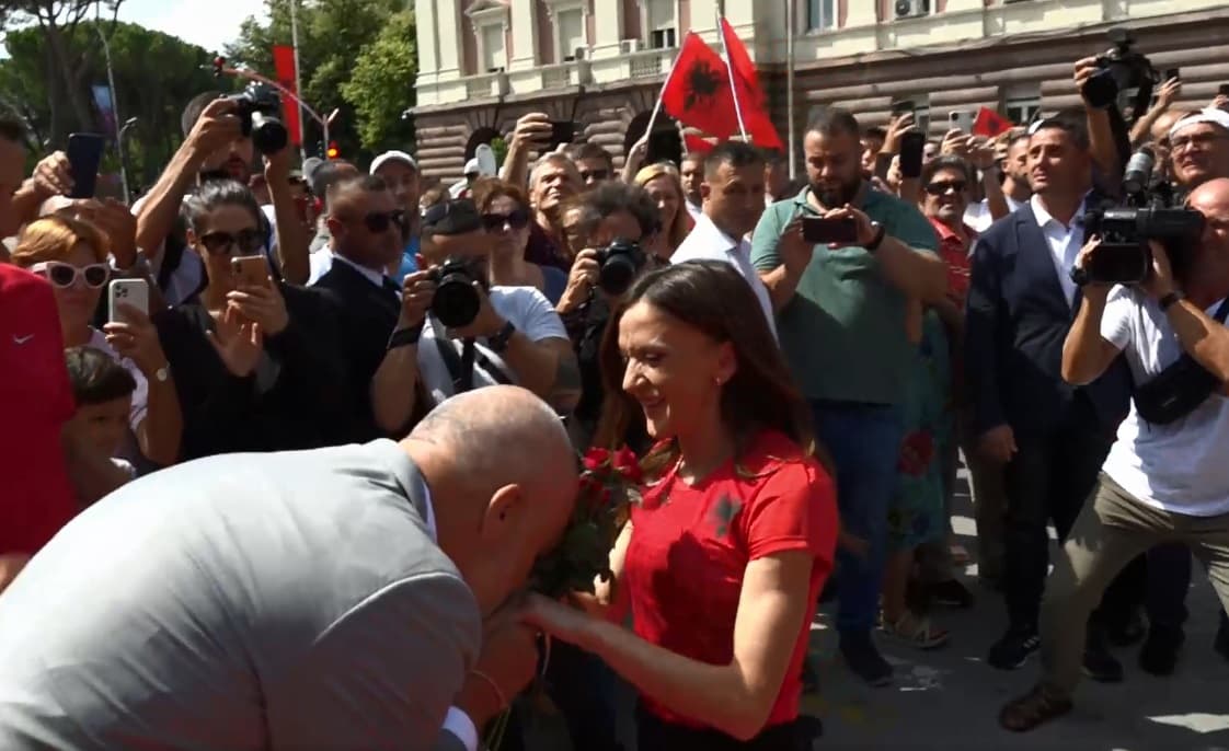 Me ceremoni shtetërore nderohet Luiza Gega – Edi Rama ia puth duart (FOTO/VIDEO)