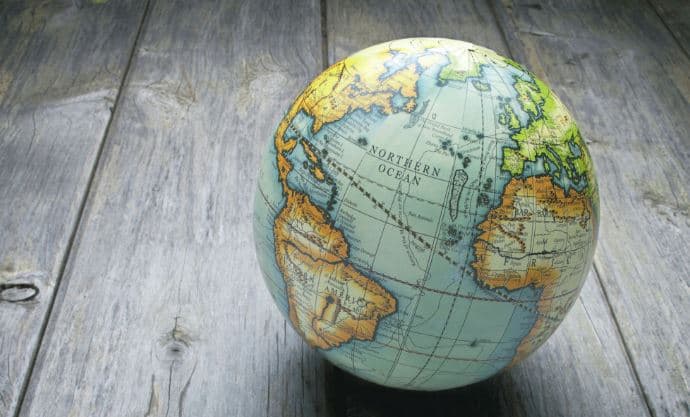E huaja dhe e afërmja, paradoksi i të qenët global