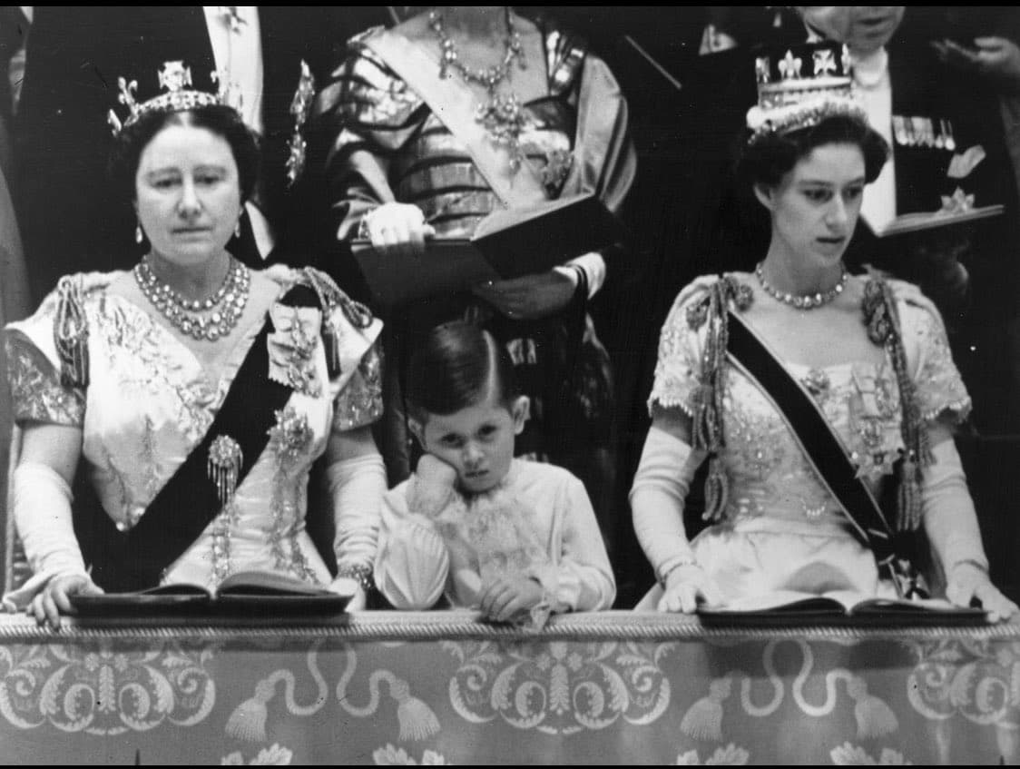 Mbreti Charles III në ballkon, dikur si katërvjeçar gjatë kurorëzimit të nënës së tij