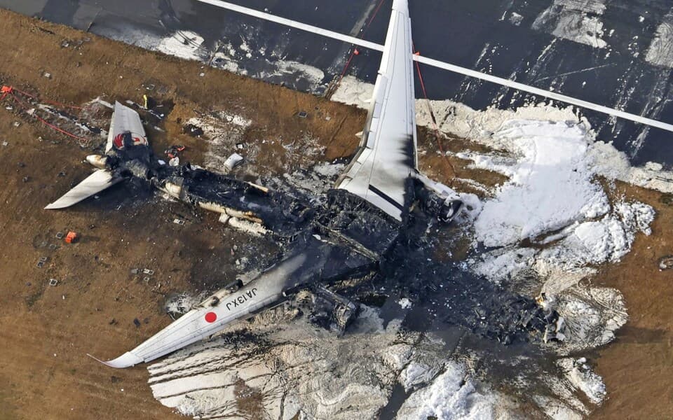 Shpëtimi i 379 vetëve nga djegia e aeroplanit në Tokio s’ishte veç punë fati (VIDEO)