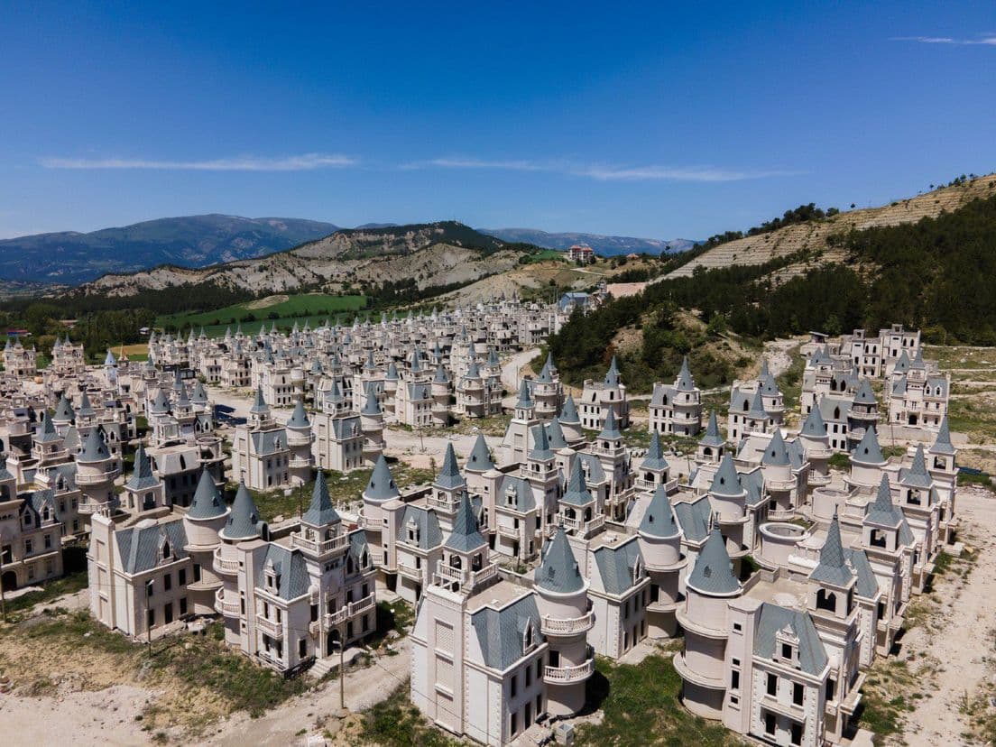 Qyteti fantazmë turk me vlerë qindra milionë euro: 587 vila identike qëndrojnë bosh prej vitesh (FOTO)