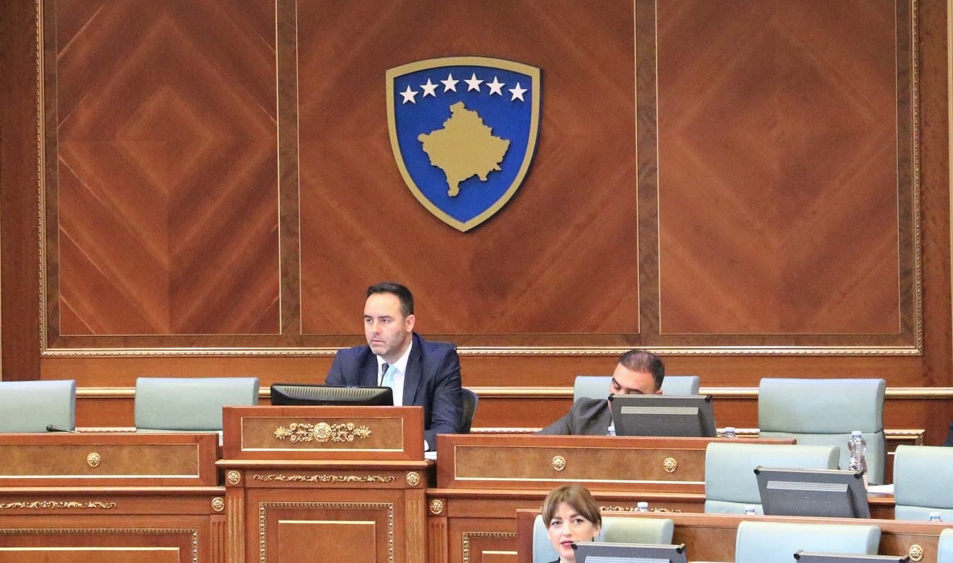 Kryekuvendar me përgjegjësi e bashkëshort i përkushtuar në shtëpi, ky është Glauk Konjufca jashtë petkut politik