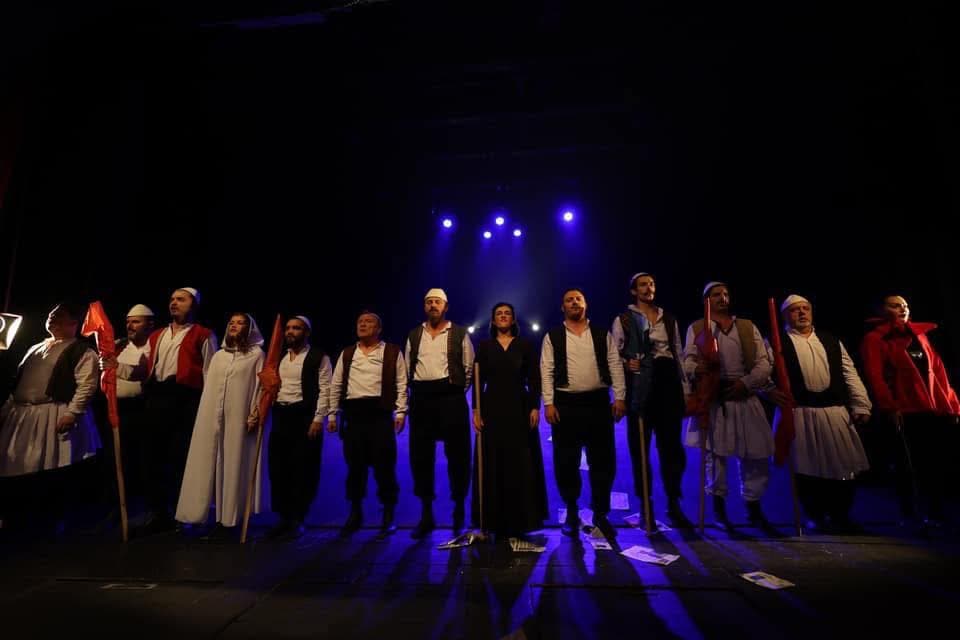 Shfaqja “13” sonte në Teatrin Adriana në Ferizaj
