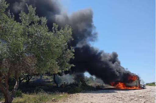 Sarandë: Digjet plotësisht vetura, shpëtojnë turistët