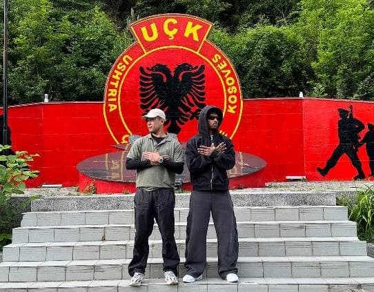 Adeyemi viziton memorialin e UÇK-së në Shtërpcë, bën edhe shqiponjën