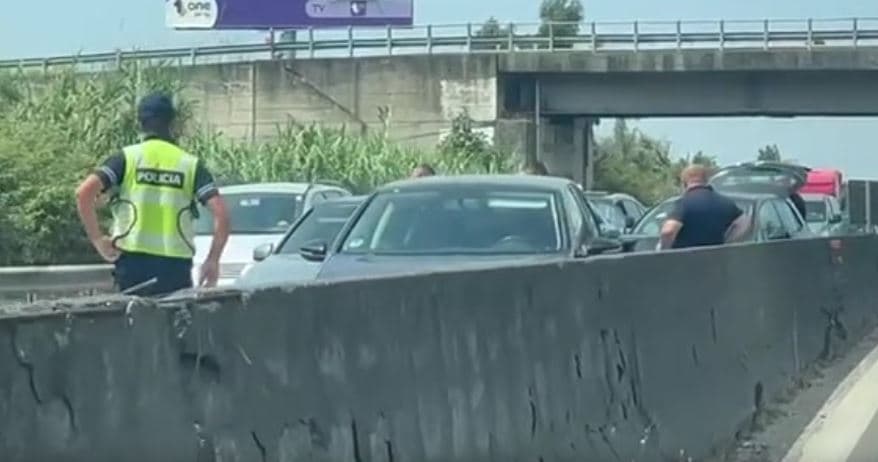 Dy aksidente ndodhin në autostradën Tiranë-Durrës, 8 automjete të përfshira