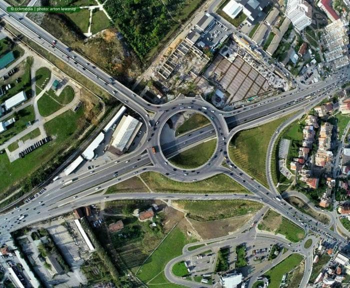 A i përdorin gabim edhe shoferët kosovarë sinjalizuesit në rrethrrotullim?