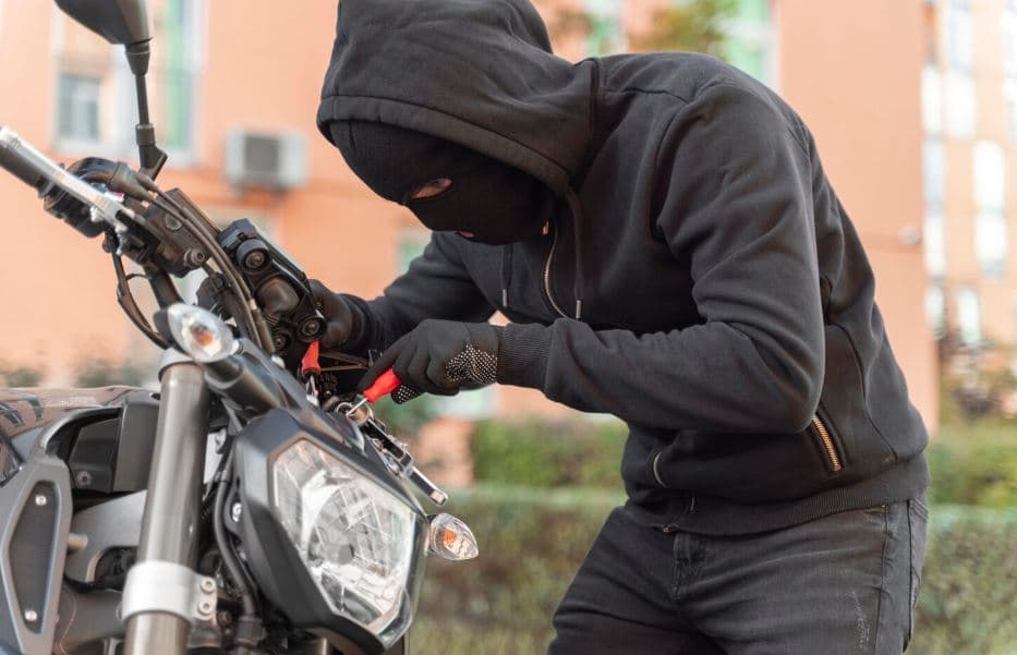 Hajnat ia vjedhin motoçikletën një personi në Prishtinë
