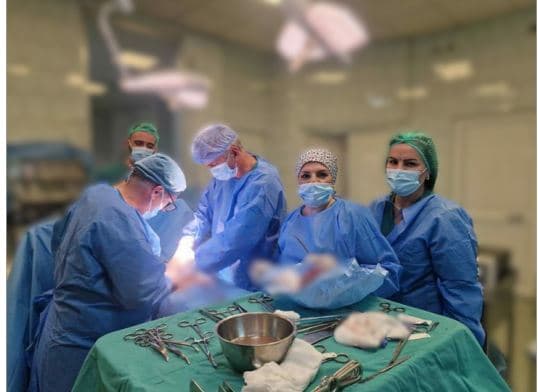 Rast i rrallë kirurgjikal, 16-vjeçares në Pejë i hiqet cista gjigante në shpretkë