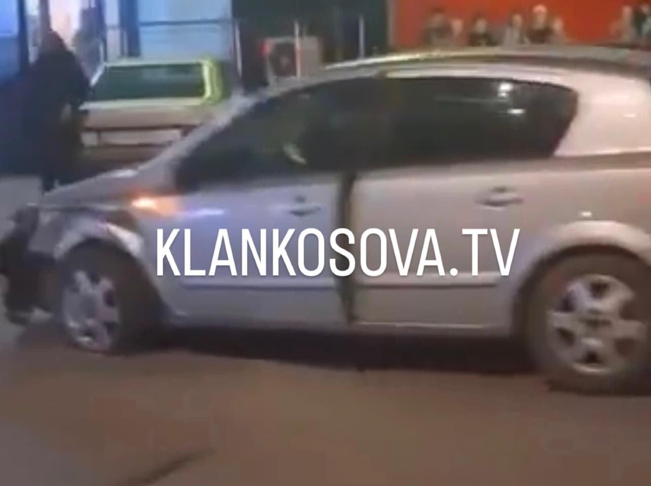 Aksident afër rrethit në Fushë Kosovë (FOTO)