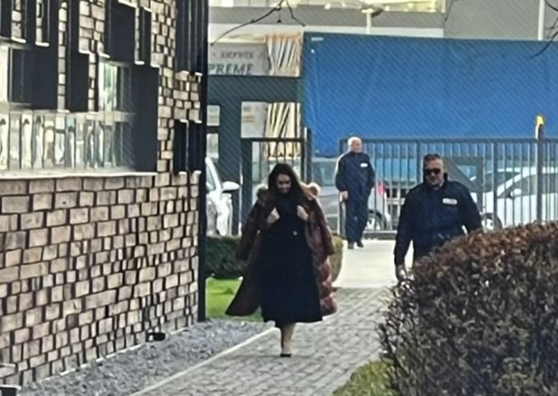 Ish bashkëshortja e Princ Lekës kapet nga Paparaci (VIDEO)