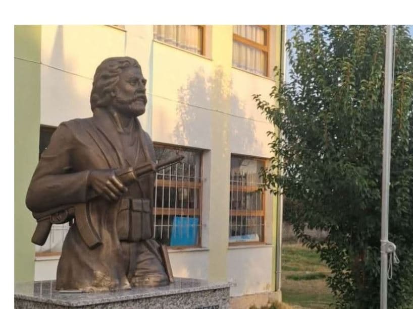 Busti i Adem Jasharit inaugurohet në Hamil të Fierit (VIDEO)