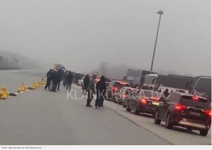 Tetë orë pritje nga mërgimtarët në kufirin Kroaci-Serbi (VIDEO)
