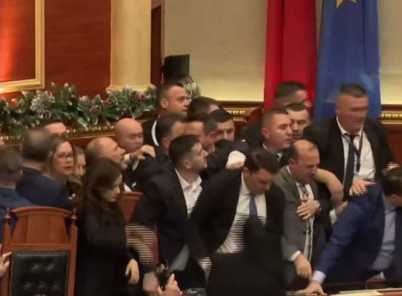 Tensionet në Kuvendin e Shqipërisë: Pritet protestë jo paqësore (VIDEO)