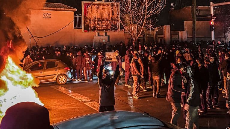 Trump shqyrton opsione ushtarake 'shumë të forta', ndërsa qindra të vrarë në protestat e Iranit