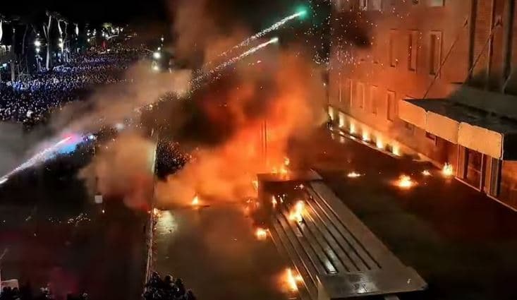 Tension në protestën e opozitës në Shqipëri, arrestohen 20 protestues