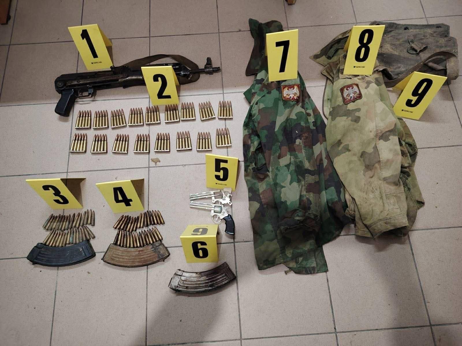 Aksion i policisë në veri: Konfiskohen armë, granata dhe emblema serbe (FOTO)