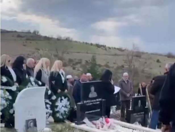 "Ti ishe urtësia", Motrat Mustafa mes lotëve i japin lamtumirën e fundit babait të tyre (VIDEO)