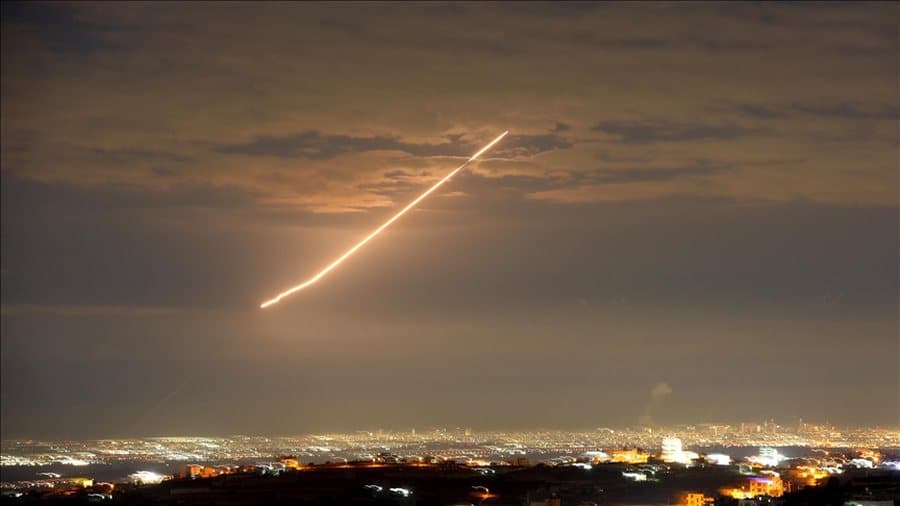 Sistemi mbrojtjes ajror i Emirateve të Bashkuara Arabe reagojnë ndaj raketave dhe dronëve të Iranit