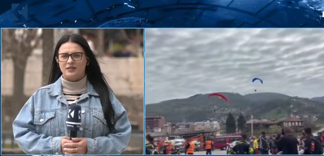 Kaçaniku nderon dëshmorët, i përkujton nga toka dhe qielli me motoristë e parashutë (VIDEO)