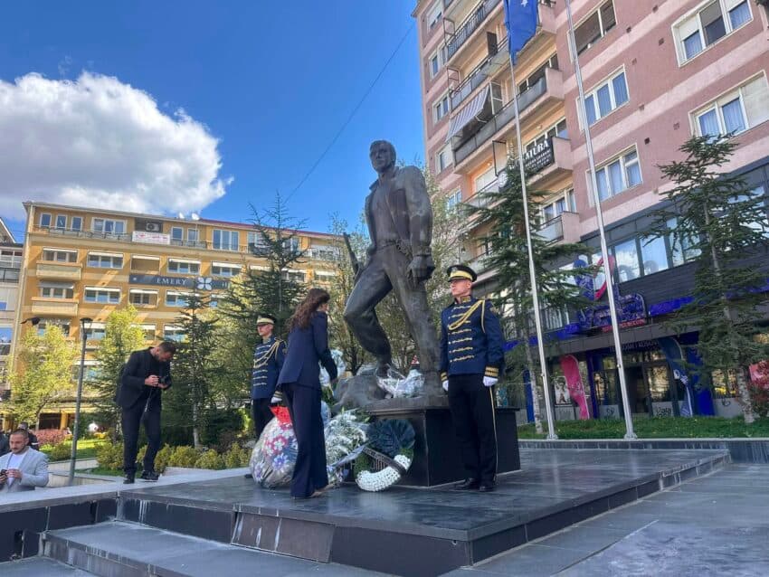 Krerët e institucioneve nderojnë dëshmorët e Kryeqytetit