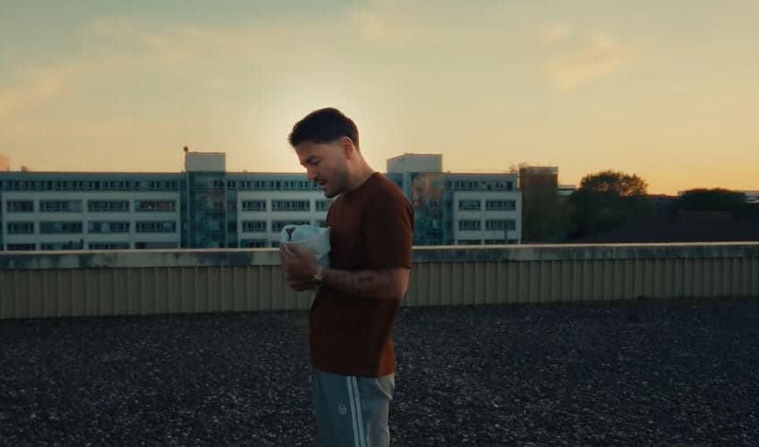 Me bebe në duar, Ardian Bujupi publikon këngën e re “Familie” (VIDEO)