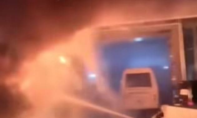 Zjarri në servisin e Pejë, policia del me detaje për dëmet